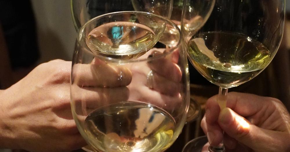 Brindis con copas de vino blanco en una cata de Câtame